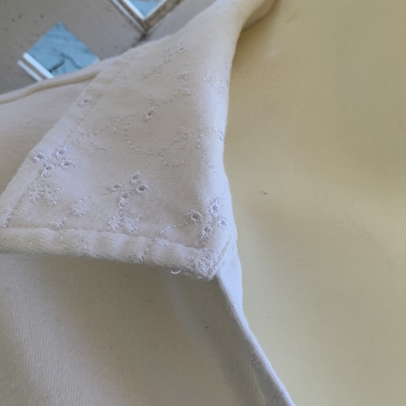 White sleeveless top - Picture 3 of 4